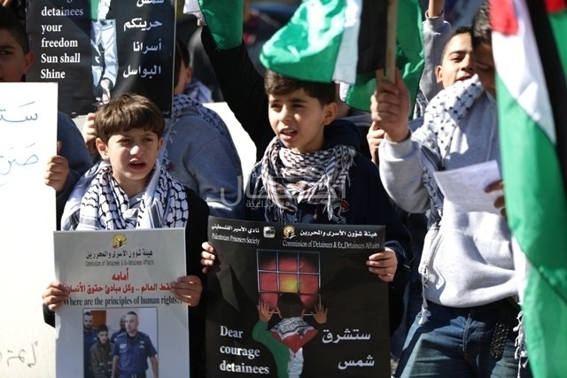 بالصور: طلبة في رام الله يتظاهرون دعماً للطفل الاسير مناصرة